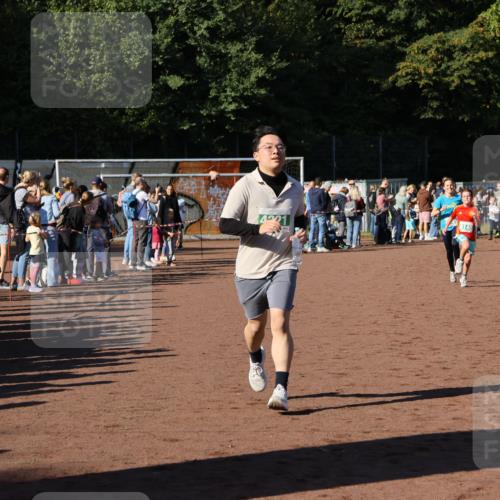 27.09.2026 - 35. Volkslauf durch das schöne Alstertal Strokosch-Dieckow http://msf.ph/oto/10586929 27.09.2026 10:57:52 Ziel 4098, 4140, 4141, 4162, 4204, 4221 meine-sportfotos.de