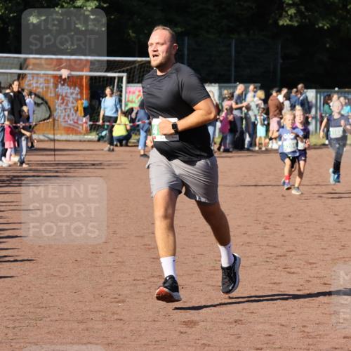 27.09.2026 - 35. Volkslauf durch das schöne Alstertal Strokosch-Dieckow http://msf.ph/oto/10586938 27.09.2026 10:57:46 Ziel 4098, 4122, 4162, 4169, 4204, 4221 meine-sportfotos.de