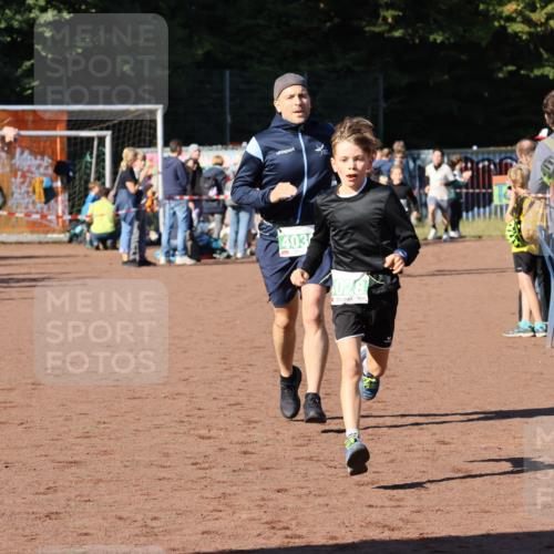 27.09.2026 - 35. Volkslauf durch das schöne Alstertal Strokosch-Dieckow http://msf.ph/oto/10586955 27.09.2026 10:57:37 Ziel 4028, 4030, 4085, 4122 meine-sportfotos.de