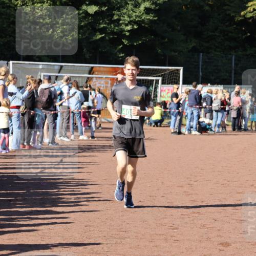 27.09.2026 - 35. Volkslauf durch das schöne Alstertal Strokosch-Dieckow http://msf.ph/oto/10586959 27.09.2026 10:57:32 Ziel 4028, 4030, 4085 meine-sportfotos.de