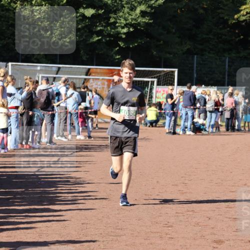 27.09.2026 - 35. Volkslauf durch das schöne Alstertal Strokosch-Dieckow http://msf.ph/oto/10586961 27.09.2026 10:57:32 Ziel 4028, 4030, 4085 meine-sportfotos.de