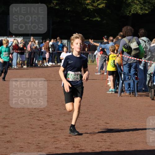 27.09.2026 - 35. Volkslauf durch das schöne Alstertal Strokosch-Dieckow http://msf.ph/oto/10586976 27.09.2026 10:57:07 Ziel 4059, 4065, 4094, 4177 meine-sportfotos.de