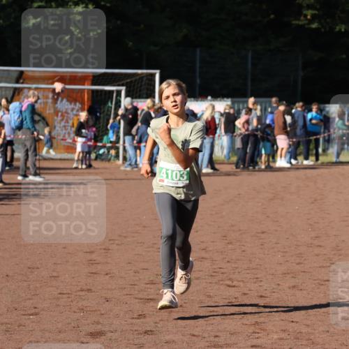 27.09.2026 - 35. Volkslauf durch das schöne Alstertal Strokosch-Dieckow http://msf.ph/oto/10587001 27.09.2026 10:56:22 Ziel 4103 meine-sportfotos.de