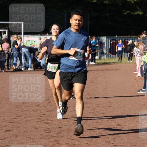 27.09.2026 - 35. Volkslauf durch das schöne Alstertal Strokosch-Dieckow http://msf.ph/oto/10587042 27.09.2026 10:55:55 Ziel 4143, 4223, 4227 meine-sportfotos.de