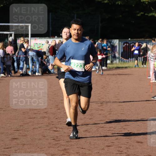 27.09.2026 - 35. Volkslauf durch das schöne Alstertal Strokosch-Dieckow http://msf.ph/oto/10587045 27.09.2026 10:55:55 Ziel 4143, 4223, 4227 meine-sportfotos.de