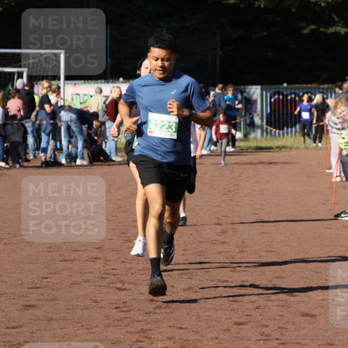 27.09.2026 - 35. Volkslauf durch das schöne Alstertal Strokosch-Dieckow http://msf.ph/oto/10587047 27.09.2026 10:55:55 Ziel 4143, 4223, 4227 meine-sportfotos.de