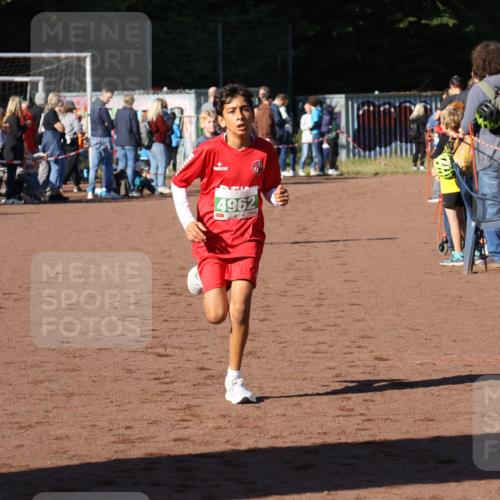27.09.2026 - 35. Volkslauf durch das schöne Alstertal Strokosch-Dieckow http://msf.ph/oto/10587069 27.09.2026 10:55:13 Ziel 4956, 4962 meine-sportfotos.de