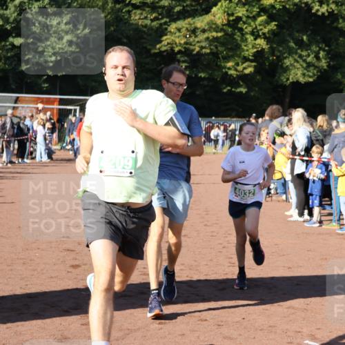 27.09.2026 - 35. Volkslauf durch das schöne Alstertal Strokosch-Dieckow http://msf.ph/oto/10587094 27.09.2026 10:54:38 Ziel 4005, 4032, 4033, 4063, 4064, 4209, 5002 meine-sportfotos.de