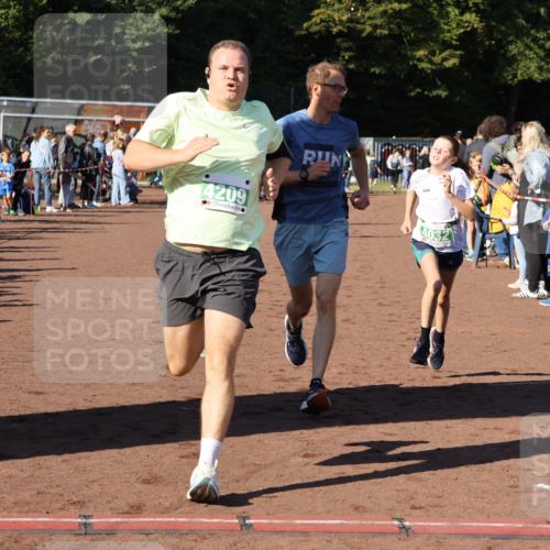 27.09.2026 - 35. Volkslauf durch das schöne Alstertal Strokosch-Dieckow http://msf.ph/oto/10587098 27.09.2026 10:54:37 Ziel 4005, 4032, 4033, 4063, 4064, 4209, 5002 meine-sportfotos.de