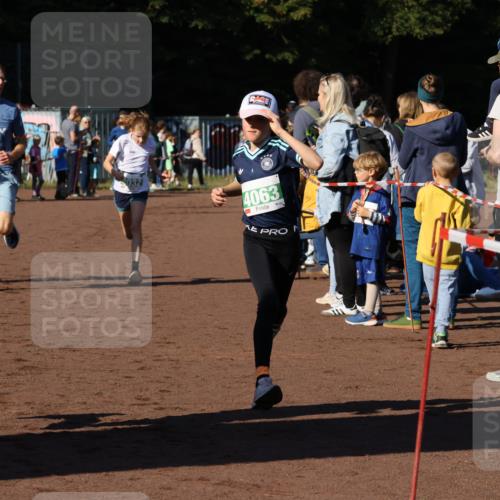 27.09.2026 - 35. Volkslauf durch das schöne Alstertal Strokosch-Dieckow http://msf.ph/oto/10587106 27.09.2026 10:54:34 Ziel 4032, 4033, 4063, 4064, 4145, 4209, 5002 meine-sportfotos.de