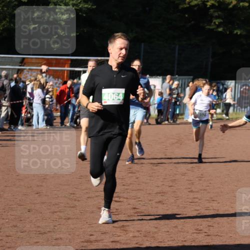 27.09.2026 - 35. Volkslauf durch das schöne Alstertal Strokosch-Dieckow http://msf.ph/oto/10587107 27.09.2026 10:54:34 Ziel 4032, 4033, 4063, 4064, 4145, 4209, 5002 meine-sportfotos.de