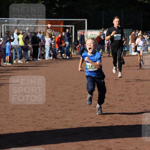 27.09.2026 - 35. Volkslauf durch das schöne Alstertal Strokosch-Dieckow http://msf.ph/oto/10587116 27.09.2026 10:54:31 Ziel 4032, 4033, 4063, 4064, 4145, 4209 meine-sportfotos.de