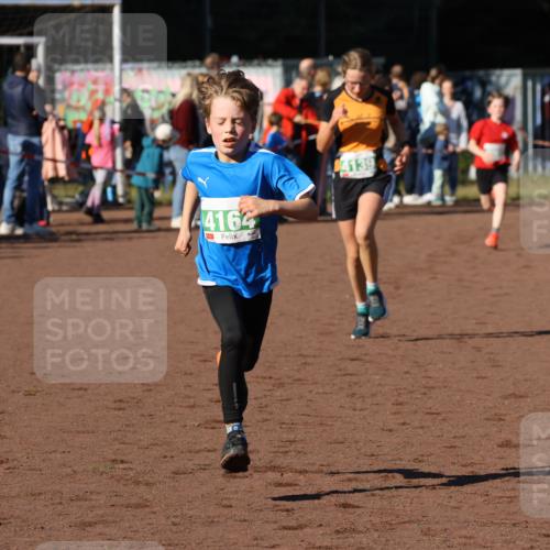 27.09.2026 - 35. Volkslauf durch das schöne Alstertal Strokosch-Dieckow http://msf.ph/oto/10587141 27.09.2026 10:54:11 Ziel 4007, 4139, 4164, 4243 meine-sportfotos.de