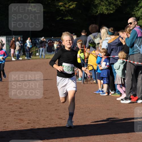 27.09.2026 - 35. Volkslauf durch das schöne Alstertal Strokosch-Dieckow http://msf.ph/oto/10587163 27.09.2026 10:53:34 Ziel 4061, 4104, 4105, 4228 meine-sportfotos.de
