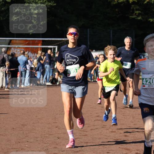 27.09.2026 - 35. Volkslauf durch das schöne Alstertal Strokosch-Dieckow http://msf.ph/oto/10587182 27.09.2026 10:53:27 Ziel 4061, 4083, 4104, 4105, 4201, 4957 meine-sportfotos.de