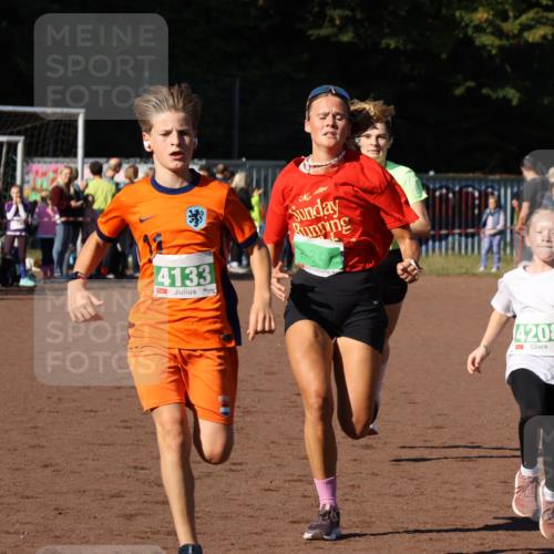 27.09.2026 - 35. Volkslauf durch das schöne Alstertal Strokosch-Dieckow http://msf.ph/oto/10587199 27.09.2026 10:52:45 Ziel 3368, 4133, 4208, 4229 meine-sportfotos.de
