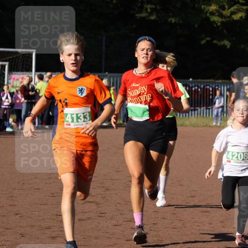 27.09.2026 - 35. Volkslauf durch das schöne Alstertal Strokosch-Dieckow http://msf.ph/oto/10587200 27.09.2026 10:52:45 Ziel 3368, 4133, 4208, 4229 meine-sportfotos.de