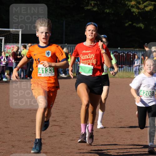 27.09.2026 - 35. Volkslauf durch das schöne Alstertal Strokosch-Dieckow http://msf.ph/oto/10587201 27.09.2026 10:52:45 Ziel 3368, 4133, 4208, 4229 meine-sportfotos.de