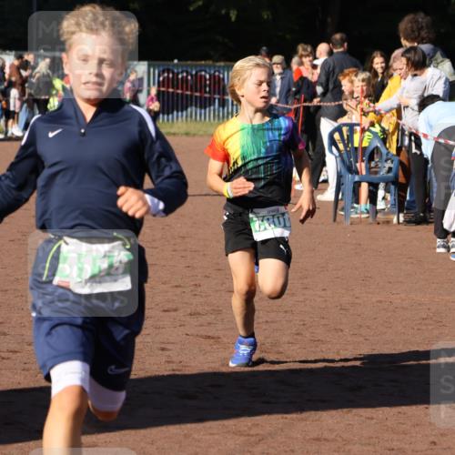 27.09.2026 - 35. Volkslauf durch das schöne Alstertal Strokosch-Dieckow http://msf.ph/oto/10587219 27.09.2026 10:52:06 Ziel 4082, 4118, 4124 meine-sportfotos.de