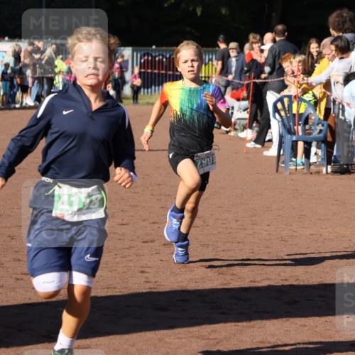 27.09.2026 - 35. Volkslauf durch das schöne Alstertal Strokosch-Dieckow http://msf.ph/oto/10587222 27.09.2026 10:52:06 Ziel 4082, 4118, 4124 meine-sportfotos.de