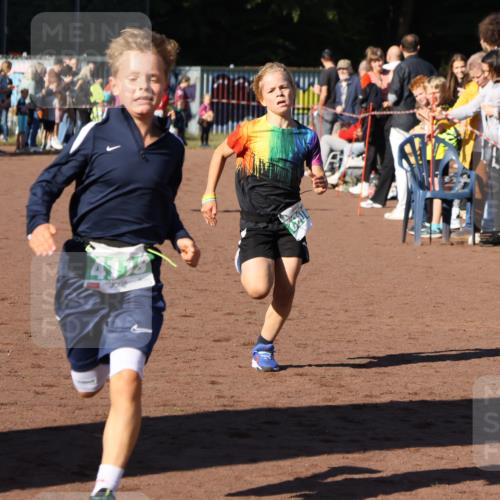 27.09.2026 - 35. Volkslauf durch das schöne Alstertal Strokosch-Dieckow http://msf.ph/oto/10587223 27.09.2026 10:52:06 Ziel 4082, 4118, 4124 meine-sportfotos.de