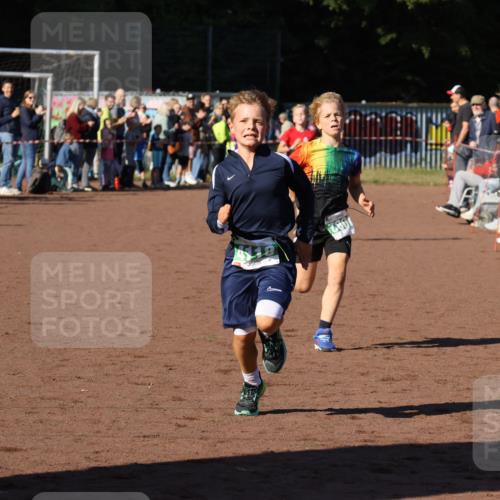 27.09.2026 - 35. Volkslauf durch das schöne Alstertal Strokosch-Dieckow http://msf.ph/oto/10587224 27.09.2026 10:52:05 Ziel 4082, 4118, 4124 meine-sportfotos.de