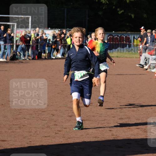 27.09.2026 - 35. Volkslauf durch das schöne Alstertal Strokosch-Dieckow http://msf.ph/oto/10587225 27.09.2026 10:52:05 Ziel 4082, 4118, 4124 meine-sportfotos.de