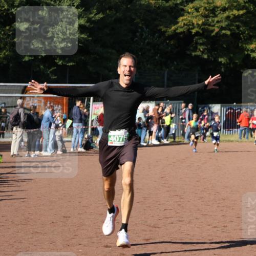 27.09.2026 - 35. Volkslauf durch das schöne Alstertal Strokosch-Dieckow http://msf.ph/oto/10587229 27.09.2026 10:51:59 Ziel 4075, 4082, 4118 meine-sportfotos.de