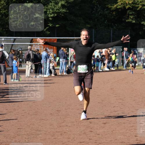 27.09.2026 - 35. Volkslauf durch das schöne Alstertal Strokosch-Dieckow http://msf.ph/oto/10587236 27.09.2026 10:51:59 Ziel 4075, 4082, 4118 meine-sportfotos.de