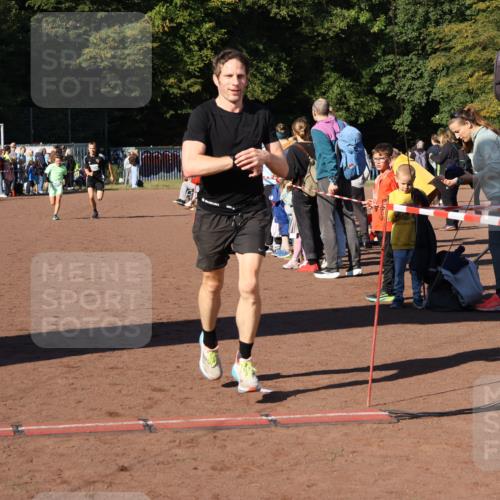27.09.2026 - 35. Volkslauf durch das schöne Alstertal Strokosch-Dieckow http://msf.ph/oto/10587262 27.09.2026 10:50:48 Ziel 4074, 4119, 4126, 4958 meine-sportfotos.de