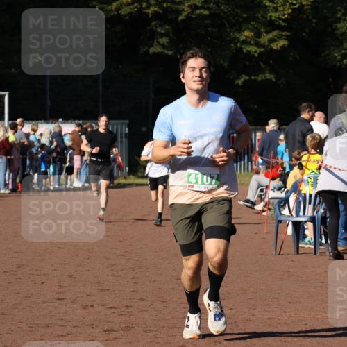27.09.2026 - 35. Volkslauf durch das schöne Alstertal Strokosch-Dieckow http://msf.ph/oto/10587272 27.09.2026 10:50:40 Ziel 4107, 4126, 4958 meine-sportfotos.de