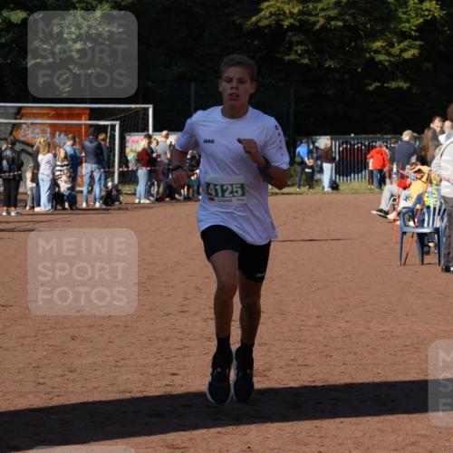 27.09.2026 - 35. Volkslauf durch das schöne Alstertal Strokosch-Dieckow http://msf.ph/oto/10587286 27.09.2026 10:50:06 Ziel 4125, 4127 meine-sportfotos.de