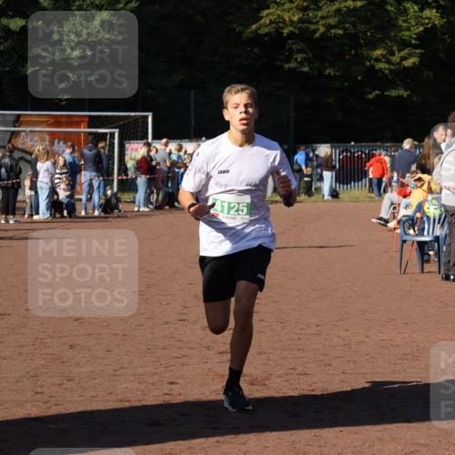 27.09.2026 - 35. Volkslauf durch das schöne Alstertal Strokosch-Dieckow http://msf.ph/oto/10587288 27.09.2026 10:50:06 Ziel 4125, 4127 meine-sportfotos.de
