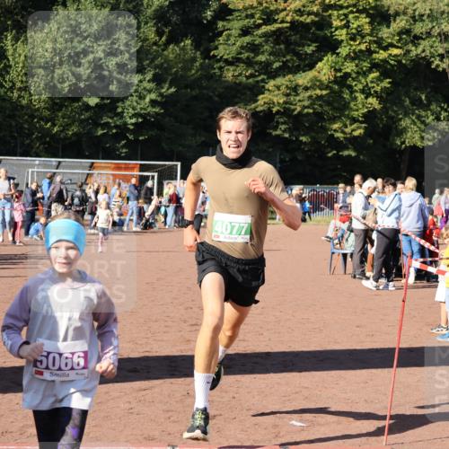 27.09.2026 - 35. Volkslauf durch das schöne Alstertal Strokosch-Dieckow http://msf.ph/oto/10587299 27.09.2026 10:49:15 Ziel 4077, 5057, 5065, 5066, 5067 meine-sportfotos.de