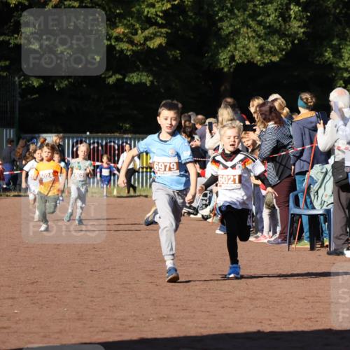 27.09.2026 - 35. Volkslauf durch das schöne Alstertal Strokosch-Dieckow http://msf.ph/oto/10587311 27.09.2026 10:42:17 Ziel 6024, 6029, 6979, 6021 meine-sportfotos.de