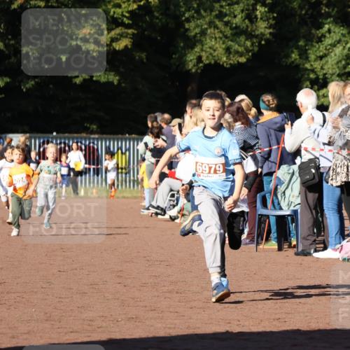 27.09.2026 - 35. Volkslauf durch das schöne Alstertal Strokosch-Dieckow http://msf.ph/oto/10587314 27.09.2026 10:42:17 Ziel 6024, 6029, 6979 meine-sportfotos.de