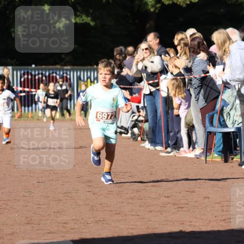 27.09.2026 - 35. Volkslauf durch das schöne Alstertal Strokosch-Dieckow http://msf.ph/oto/10587338 27.09.2026 10:42:27 Ziel 6972 meine-sportfotos.de