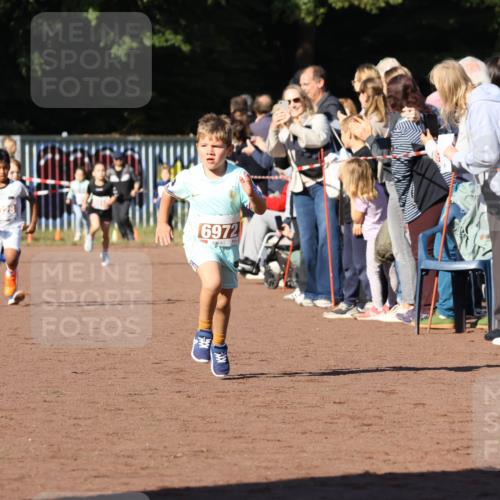 27.09.2026 - 35. Volkslauf durch das schöne Alstertal Strokosch-Dieckow http://msf.ph/oto/10587339 27.09.2026 10:42:27 Ziel 6972 meine-sportfotos.de