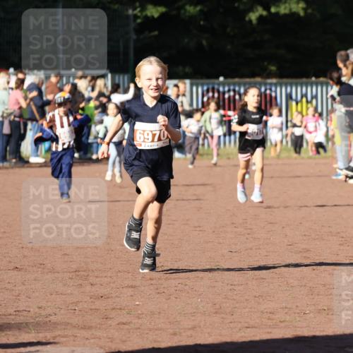 27.09.2026 - 35. Volkslauf durch das schöne Alstertal Strokosch-Dieckow http://msf.ph/oto/10587354 27.09.2026 10:42:34 Ziel 6970 meine-sportfotos.de