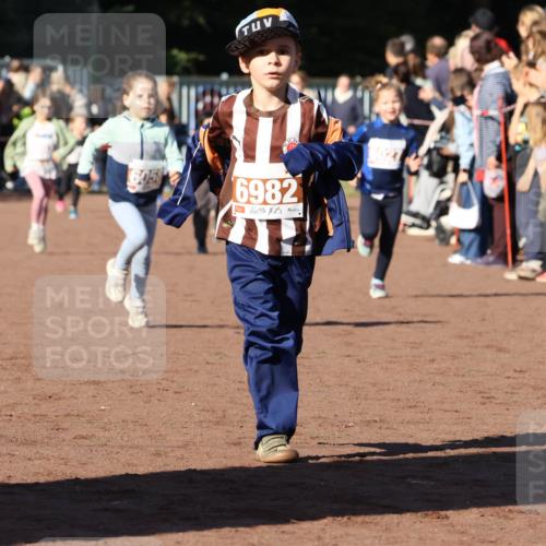27.09.2026 - 35. Volkslauf durch das schöne Alstertal Strokosch-Dieckow http://msf.ph/oto/10587367 27.09.2026 10:42:42 Ziel 605, 6982 meine-sportfotos.de
