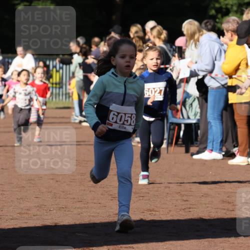 27.09.2026 - 35. Volkslauf durch das schöne Alstertal Strokosch-Dieckow http://msf.ph/oto/10587371 27.09.2026 10:42:45 Ziel 6058, 6027 meine-sportfotos.de