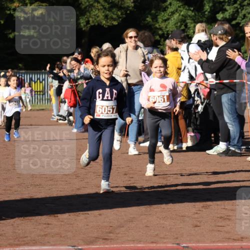 27.09.2026 - 35. Volkslauf durch das schöne Alstertal Strokosch-Dieckow http://msf.ph/oto/10587395 27.09.2026 10:42:57 Ziel 8048, 6057, 6061 meine-sportfotos.de