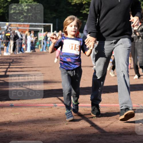 27.09.2026 - 35. Volkslauf durch das schöne Alstertal Strokosch-Dieckow http://msf.ph/oto/10587410 27.09.2026 10:43:04 Ziel 015 meine-sportfotos.de