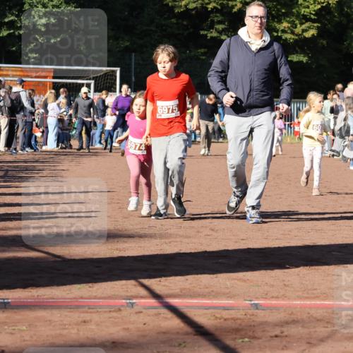 27.09.2026 - 35. Volkslauf durch das schöne Alstertal Strokosch-Dieckow http://msf.ph/oto/10587413 27.09.2026 10:43:06 Ziel 6974, 6975, 605 meine-sportfotos.de