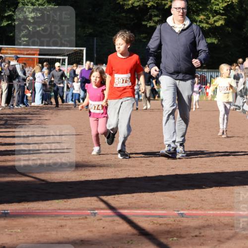 27.09.2026 - 35. Volkslauf durch das schöne Alstertal Strokosch-Dieckow http://msf.ph/oto/10587416 27.09.2026 10:43:06 Ziel 6974, 6975, 6051 meine-sportfotos.de