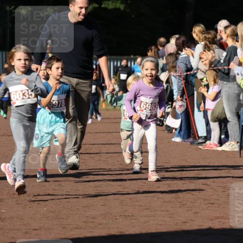 27.09.2026 - 35. Volkslauf durch das schöne Alstertal Strokosch-Dieckow http://msf.ph/oto/10587419 27.09.2026 10:43:18 Ziel 604, 6035, 6978, 6, 6983 meine-sportfotos.de