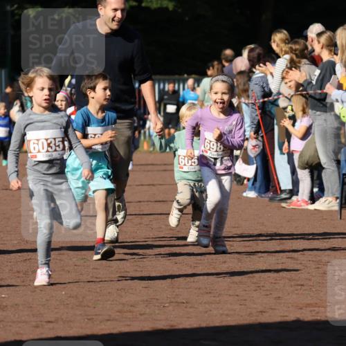 27.09.2026 - 35. Volkslauf durch das schöne Alstertal Strokosch-Dieckow http://msf.ph/oto/10587421 27.09.2026 10:43:18 Ziel 6035, 605, 698 meine-sportfotos.de