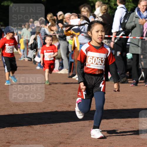 27.09.2026 - 35. Volkslauf durch das schöne Alstertal Strokosch-Dieckow http://msf.ph/oto/10587435 27.09.2026 10:43:26 Ziel 6014, 6047, 6063 meine-sportfotos.de