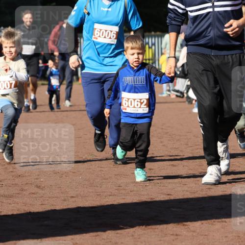 27.09.2026 - 35. Volkslauf durch das schöne Alstertal Strokosch-Dieckow http://msf.ph/oto/10587453 27.09.2026 10:43:36 Ziel 6007, 6006, 6062, 1 meine-sportfotos.de