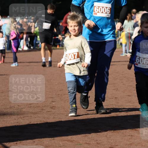 27.09.2026 - 35. Volkslauf durch das schöne Alstertal Strokosch-Dieckow http://msf.ph/oto/10587456 27.09.2026 10:43:37 Ziel 6006, 6007, 6062 meine-sportfotos.de